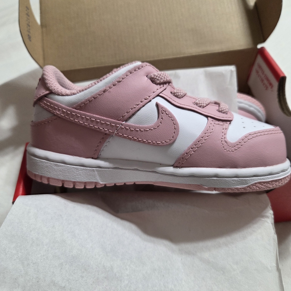Nike Kids Sneakers in Pink and White